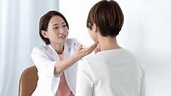病院でカウンセリングをしている日本の医師