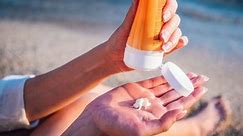 Stick ou crème solaire : voici lequel est le plus efficace, selon une dermatologue