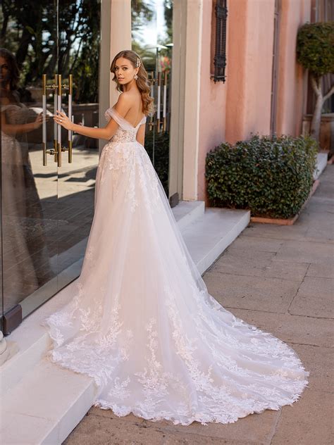 Cathedral length train wedding gowns | Beachweddingtips.com