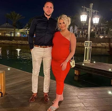 Danielle Armstrong fans question if she's finally given birth as she ...