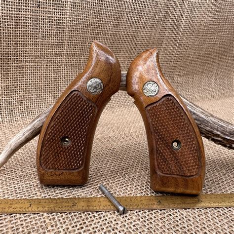 Smith & Wesson K-Frame Round-Butt Checkered Wood Magna Grips | Old Arms ...