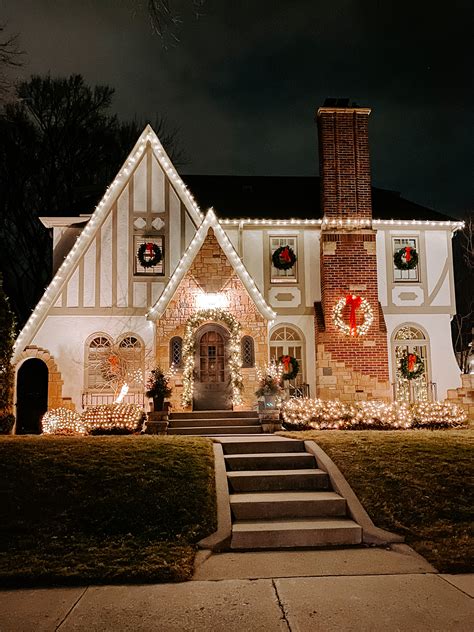 5 Outdoor Christmas Light Ideas That Are Stylish and Low-Lift