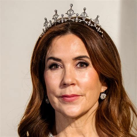 Kate Hudson Honors Kate Winslet at the 2025 Golden Globes With 'Titanic'-Inspired Necklace ...