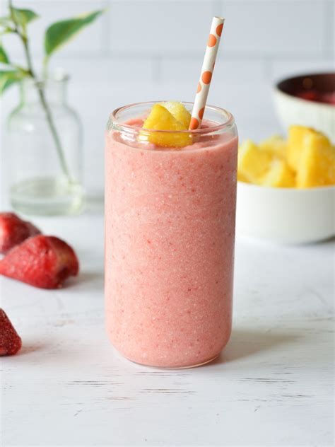 Bahama Mama Tropical Smoothie Copycat - Sip Sip Smoothie