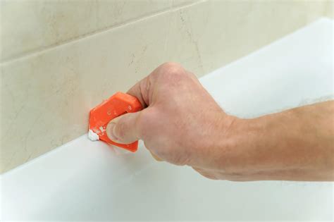 How to caulk a bathtub: easy steps to DIY success | Homes and Gardens
