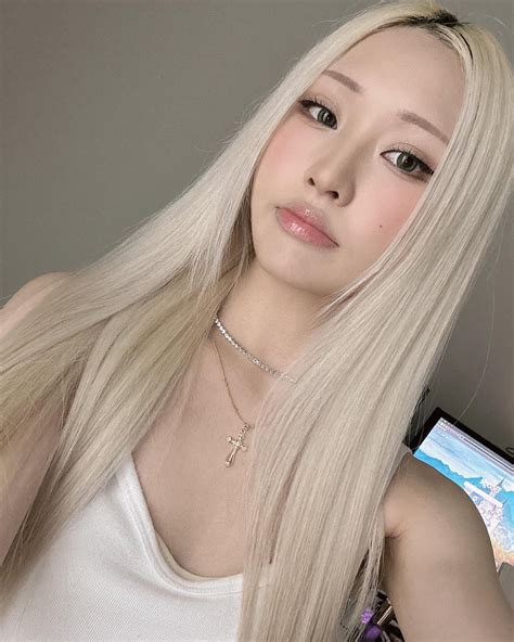 Blonde asian : r/AsianBlondes
