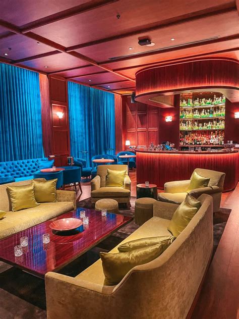 The 20 Best Bars in Tampa: A Local’s Guide To The Hottest Spots