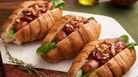 Hot dog Frank´s en pan de croissant con salsa de salvia y parmesano ...