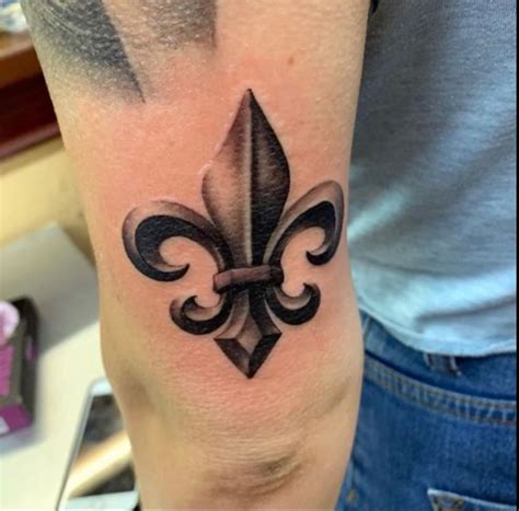 Fleur de Lis Tattoo in 2025 | Lilien tattoo, Tattoo ideen, Herr der ringe tattoo