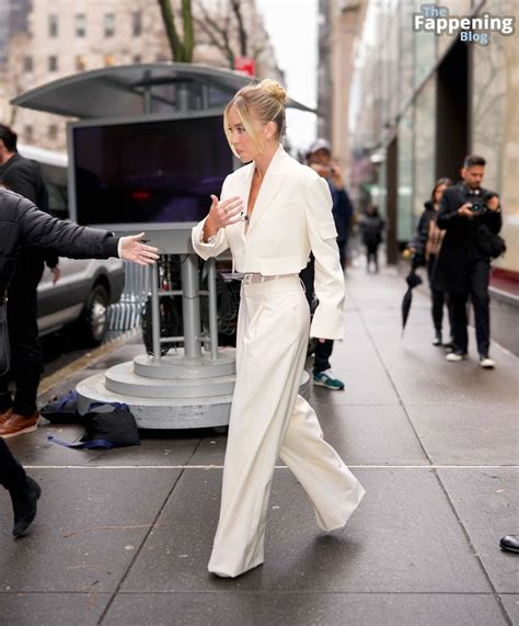 Sydney Sweeney Looks Pretty as She Attends The Drew Barrymore Show (29 ...