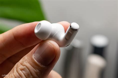 Trên tay AirPods Pro 2: có loa, có móc, có típ, Made in China