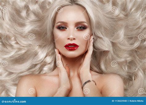 Mooi Blonde Op Een Hollywood-manier Met Krullen, Natuurlijke Make-up En ...