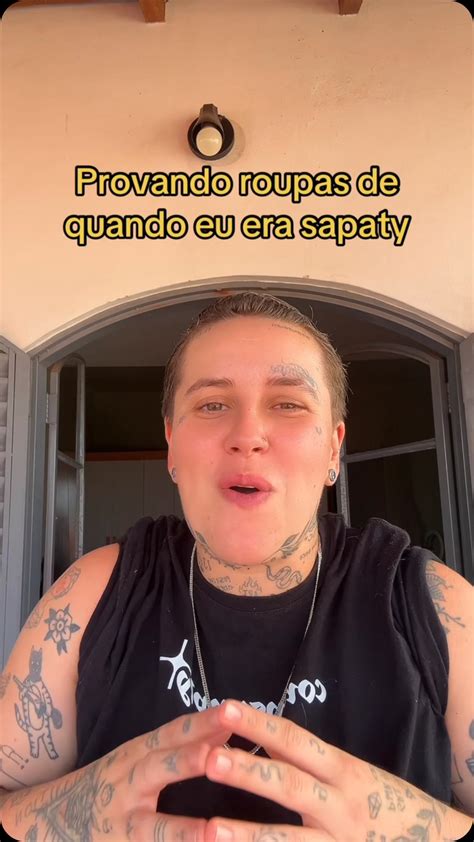 Karina Perez | Qual o look favorito de vocês? Hahahahahaha #Desfem #humor #lgbtq | Instagram