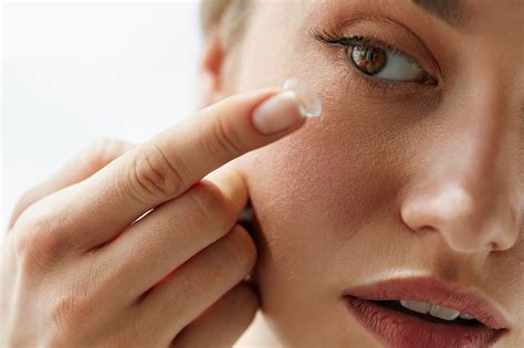 How to put in contacts and take them out properly | Clearly