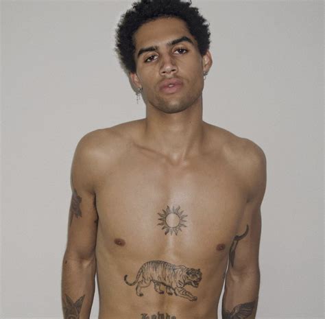 Torso Tattoos, Sleeve Tattoos, Discret Tattoo, Mens Shoulder Tattoo, Man Sketch, Mens Braids ...