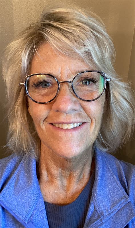 Pin by Edgar on Beautiful older women | 40 year old hair styles, 60 ...