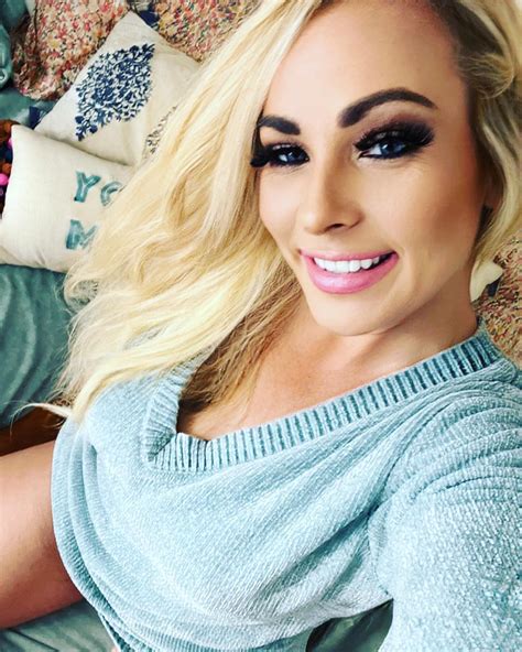 Une enseignante licenciée à cause de sa page OnlyFans gagne maintenant plus du double de son ...