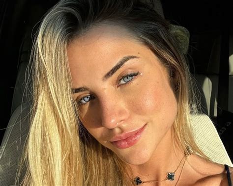 Gabi Martins exagera no uso da fenda em vestido e quase mostra demais