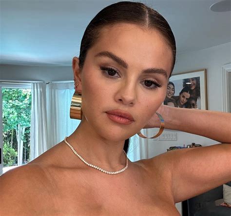 Selena Gomez poses in only a towel in new photo from bed