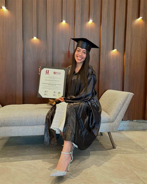 Alexa Bravo | 🎓💫 Alexita ya eres Magister 👩🏻‍🎓🌺 Haz de tu vida un sueño y de tu sueño una ...