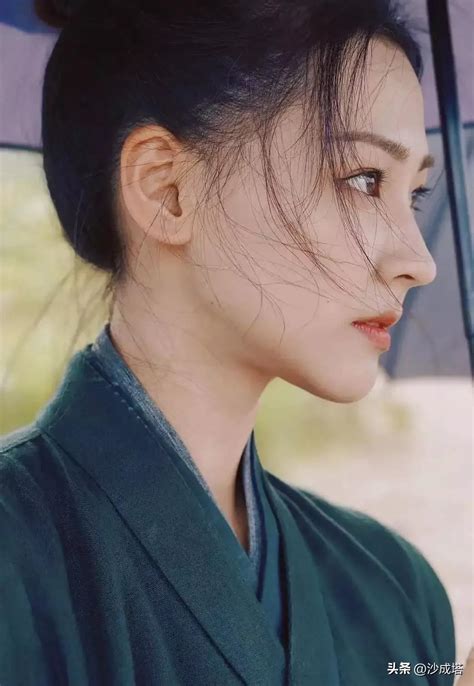 Sexy and charming Ding Xiaoying - iNEWS