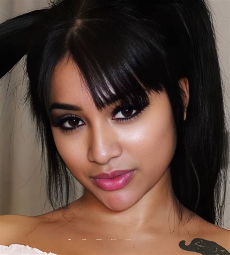 Yasmina Khan Biography, Wikipedia, Net Worth, Age, Career, Boyfriend & More | The News God