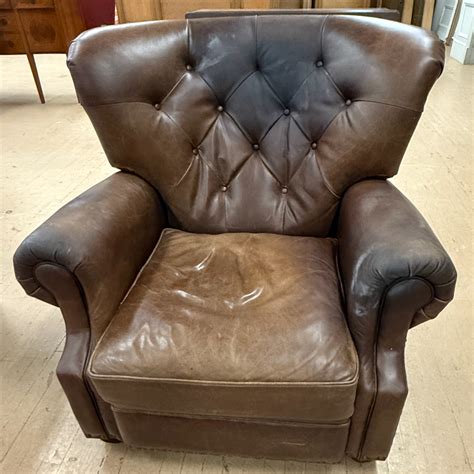 LOT 568 LARGE BROWN RECLINER. 38"(H), 38" ACROSS ARMS