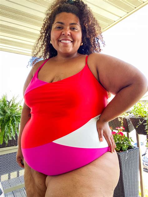 Summersalt Plus-Size Swim: A Bathing Suit Review - The Mom Edit