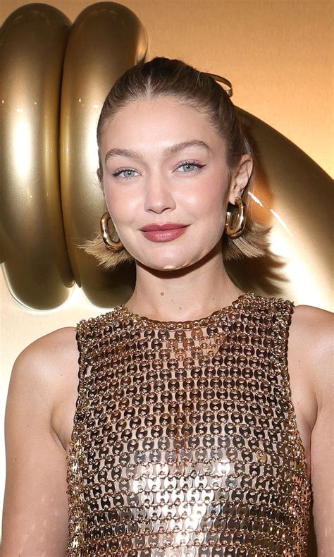 Gigi Hadid realza su rubio cashmere con el peinado más elegante para un ...