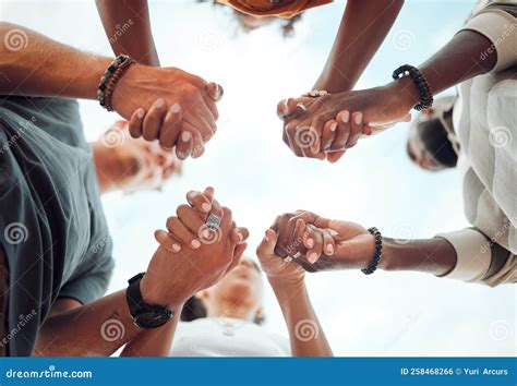 What does "Es de bien nacido ser agradecido" mean in English