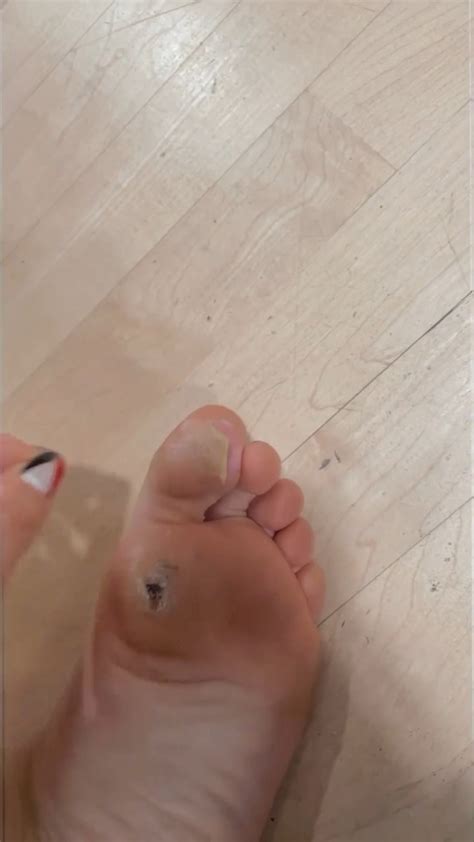JoJo Siwa's feet