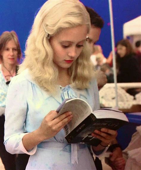 Emma Bloom (Ella Purnell) reading Hollow City / Miss Peregrine's | Miss ...