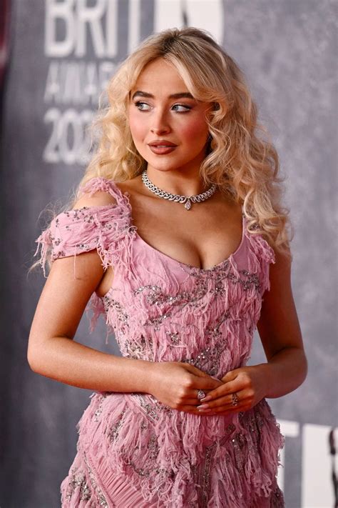 Sabrina Carpenter Fortnite Festival Season 8 - All new skins, cosmetics ...