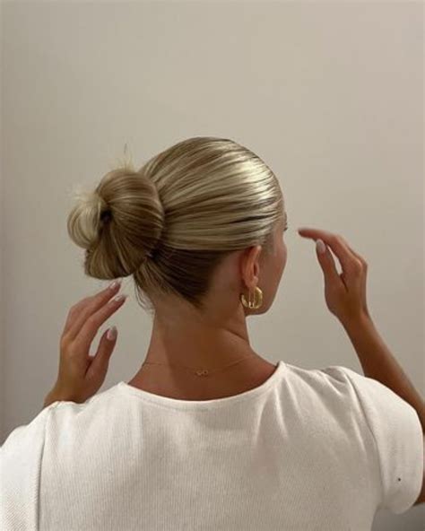 How to Get That Clean Girl Slick Back Bun in 5 Minutes – The Mom Beauty