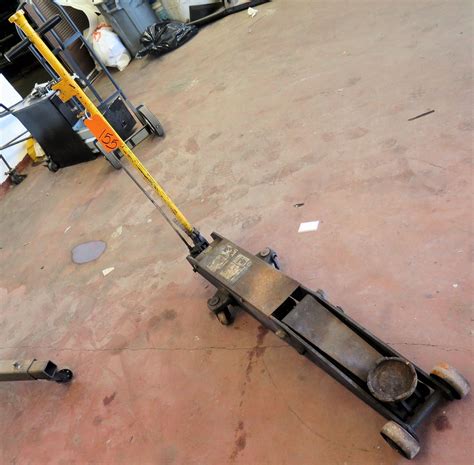 NAPA Professional Lifting Equipment 5 Ton Floor Jack - Oahu Auctions
