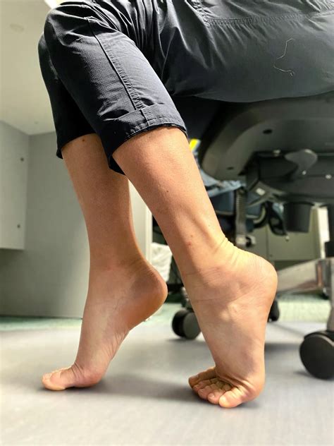 My bestie finally made a foot fetish Reddit 😳🤤 : r/PublicFeetPics