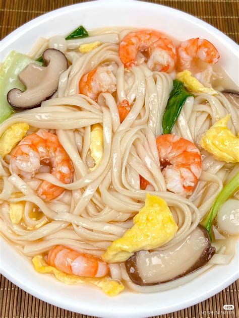 Delicious Vietnamese Shrimp and Noodle Soup