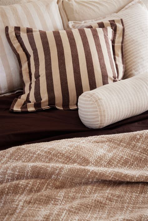 THE BEDROOM SEASONAL SWITCHUP: HOW TO STYLE YOUR BED FOR A COSY AUTUMN ...