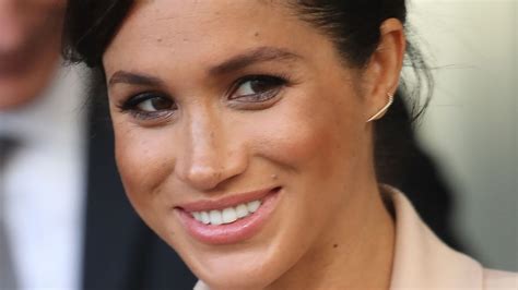 Meghan Markle deslumbra com look totalmente nude