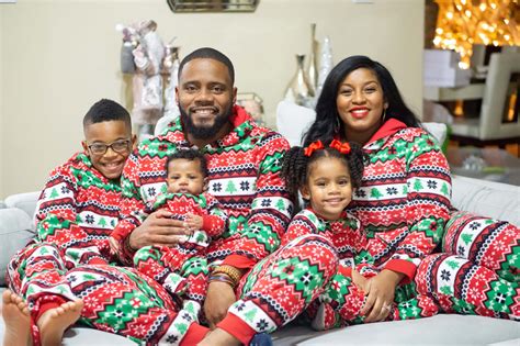 Download Black Family Christmas Pictures 2048 x 1365 | Wallpapers.com