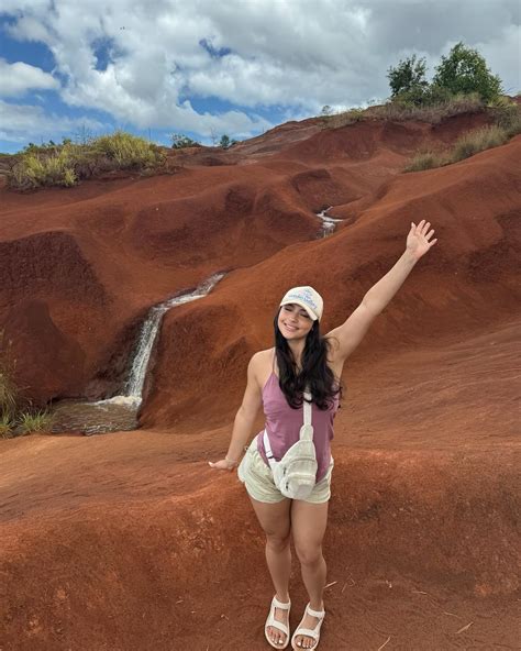 bella 🐾 | somewhere in Kauai 🏝️🫧🐡 | Instagram