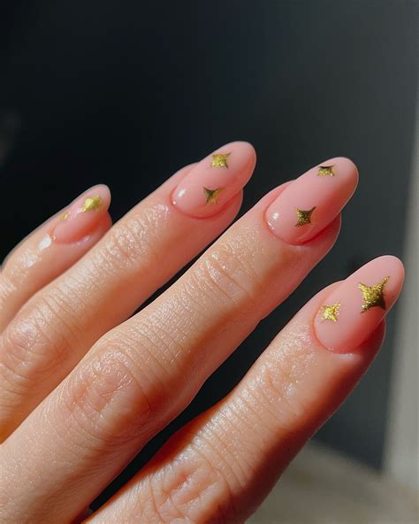 Easy Festive Nail Art Tutorial For Christmas: Gold Chrome Stars ...
