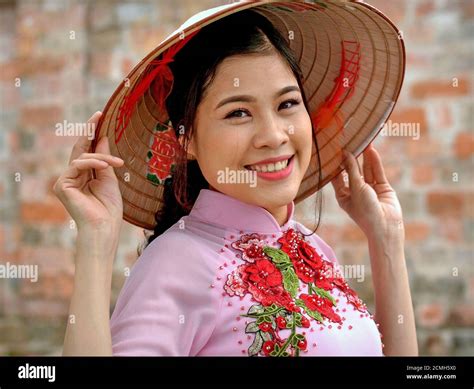 Asian conical style hat hi-res stock photography and images - Alamy