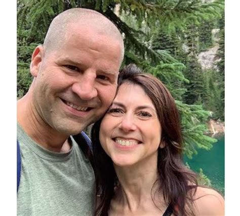 Qué fue de MacKenzie Scott, la primera mujer de Jeff Bezos y madre de ...