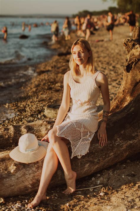 图片素材 : 女人, 水, People in nature, 天空, 性质, 木, 闪光摄影, People on beach, 快乐 ...