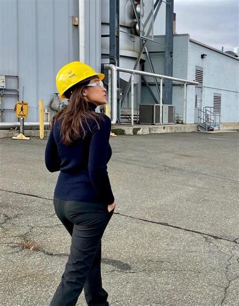 I wish I could put my dick in her sexy latina booty. 🤤🤤 : r/AOCisMommy