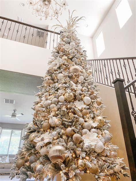 How to Decorate an Elegant White and Gold Christmas Tree Like A Pro ...