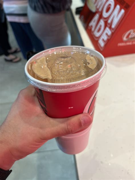 They have a button to properly ring up 32oz of Raising Cane’s sauce : r ...