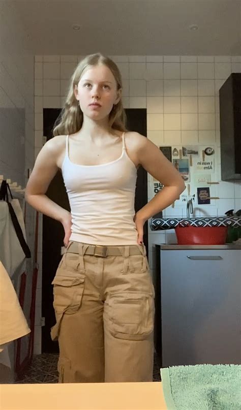 Pin tillagd av Max på mood | Vackra tjejer, Flickor, Tajta jeans