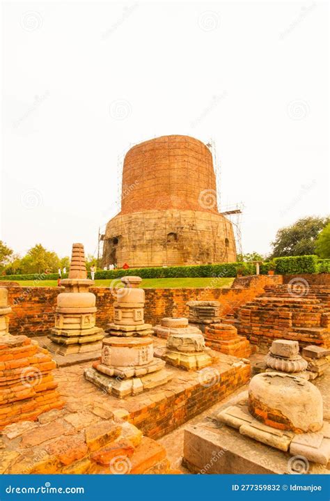 Dhamek stupa at Sarnath editorial photography. Image of building ...
